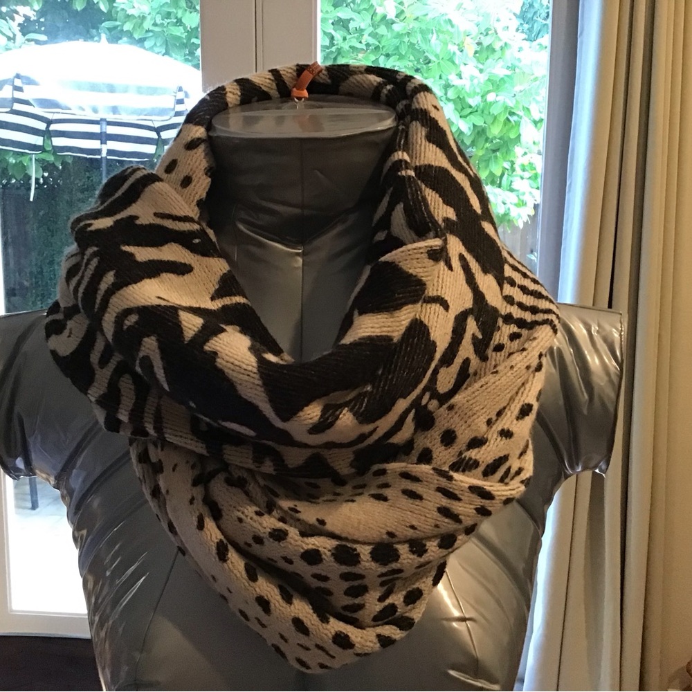 Nine West Infinity scarf. Animal prints. Black/Cream Warm and cozy Good…